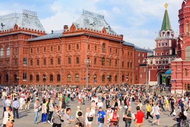 Rusya, Moskova-Haziran 2018. 2018 FIFA Dünya Kupası. Nikolskaya sokakta futbol taraftarları bağırarak ve gesticulating farklı ülkelerden bir grup fotoğrafı 