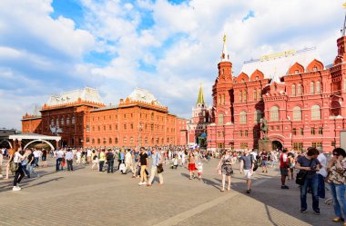 Rusya, Moskova-Haziran 2018. 2018 FIFA Dünya Kupası. Nikolskaya sokakta futbol taraftarları bağırarak ve gesticulating farklı ülkelerden bir grup fotoğrafı 