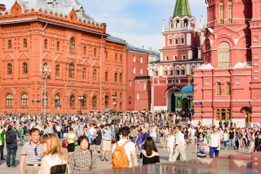 Rusya, Moskova-Haziran 2018. 2018 FIFA Dünya Kupası. Nikolskaya sokakta futbol taraftarları bağırarak ve gesticulating farklı ülkelerden bir grup fotoğrafı 