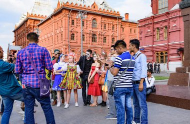 Rusya, Moskova-Haziran 2018. 2018 FIFA Dünya Kupası. Nikolskaya sokakta futbol taraftarları bağırarak ve gesticulating farklı ülkelerden bir grup fotoğrafı 