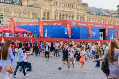 Rusya, Moskova-Haziran 2018. 2018 FIFA Dünya Kupası. Nikolskaya sokakta futbol taraftarları bağırarak ve gesticulating farklı ülkelerden bir grup fotoğrafı 