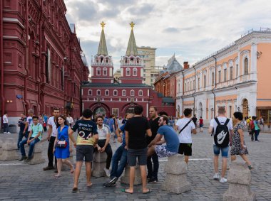 Rusya, Moskova-Haziran 2018. 2018 FIFA Dünya Kupası. Nikolskaya sokakta futbol taraftarları bağırarak ve gesticulating farklı ülkelerden bir grup fotoğrafı 