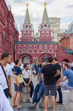 Rusya, Moskova-Haziran 2018. 2018 FIFA Dünya Kupası. Nikolskaya sokakta futbol taraftarları bağırarak ve gesticulating farklı ülkelerden bir grup fotoğrafı 