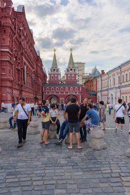 Rusya, Moskova-Haziran 2018. 2018 FIFA Dünya Kupası. Nikolskaya sokakta futbol taraftarları bağırarak ve gesticulating farklı ülkelerden bir grup fotoğrafı 