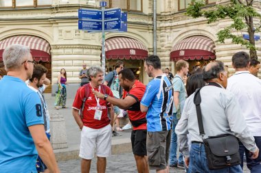 Rusya, Moskova-Haziran 2018. 2018 FIFA Dünya Kupası. Nikolskaya sokakta futbol taraftarları bağırarak ve gesticulating farklı ülkelerden bir grup fotoğrafı 