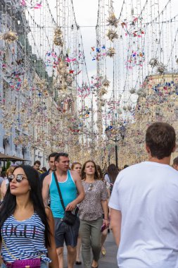 Rusya, Moskova-Haziran 2018. 2018 FIFA Dünya Kupası. Nikolskaya sokakta futbol taraftarları bağırarak ve gesticulating farklı ülkelerden bir grup fotoğrafı 