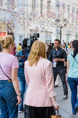 Rusya, Moskova-Haziran 2018. 2018 FIFA Dünya Kupası. Nikolskaya sokakta futbol taraftarları bağırarak ve gesticulating farklı ülkelerden bir grup fotoğrafı 