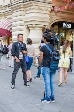 Moskova, 29 Haziran 2018. Muhabir Fan Bölgesi'nde bir röportaj yapar. Uluslararası FIFA Dünya Kupası 2018 yılında Rusya döneminde