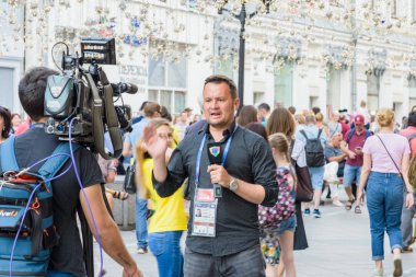 Moskova, 29 Haziran 2018. Muhabir Fan Bölgesi'nde bir röportaj yapar. Uluslararası FIFA Dünya Kupası 2018 yılında Rusya döneminde