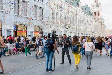 Moskova, 29 Haziran 2018. Muhabir Fan Bölgesi'nde bir röportaj yapar. Uluslararası FIFA Dünya Kupası 2018 yılında Rusya döneminde