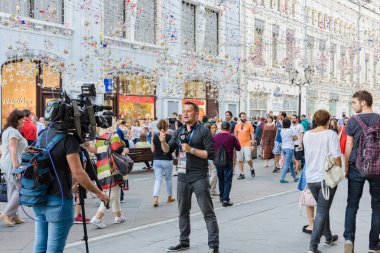Moskova, 29 Haziran 2018. Muhabir Fan Bölgesi'nde bir röportaj yapar. Uluslararası FIFA Dünya Kupası 2018 yılında Rusya döneminde