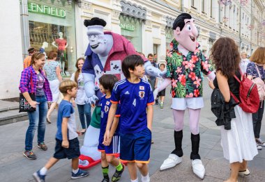 Rusya, Moskova-Haziran 2018. 2018 FIFA Dünya Kupası. Nikolskaya sokakta futbol taraftarları bağırarak ve gesticulating farklı ülkelerden bir grup fotoğrafı 
