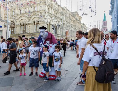 Rusya, Moskova-Haziran 2018. 2018 FIFA Dünya Kupası. Nikolskaya sokakta futbol taraftarları bağırarak ve gesticulating farklı ülkelerden bir grup fotoğrafı 