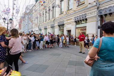 Rusya, Moskova-Haziran 2018. 2018 FIFA Dünya Kupası. Nikolskaya sokakta futbol taraftarları bağırarak ve gesticulating farklı ülkelerden bir grup fotoğrafı 