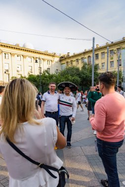 Rusya, Moskova-Haziran 2018. 2018 FIFA Dünya Kupası. Nikolskaya sokakta futbol taraftarları bağırarak ve gesticulating farklı ülkelerden bir grup fotoğrafı 