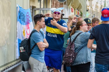 Rusya, Moskova-Haziran 2018. 2018 FIFA Dünya Kupası. Nikolskaya sokakta futbol taraftarları bağırarak ve gesticulating farklı ülkelerden bir grup fotoğrafı 