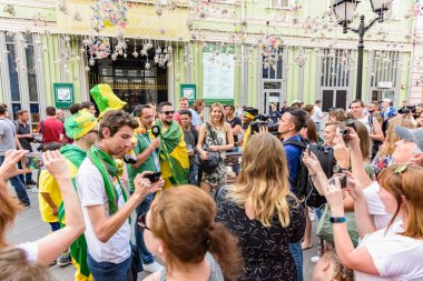 Rusya, Moskova-Haziran 2018. 2018 FIFA Dünya Kupası. Nikolskaya sokakta futbol taraftarları bağırarak ve gesticulating farklı ülkelerden bir grup fotoğrafı 