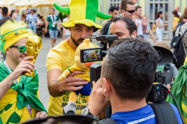 Rusya, Moskova-Haziran 2018. 2018 FIFA Dünya Kupası. Nikolskaya sokakta futbol taraftarları bağırarak ve gesticulating farklı ülkelerden bir grup fotoğrafı 