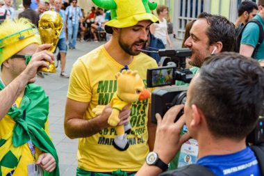 Rusya, Moskova-Haziran 2018. 2018 FIFA Dünya Kupası. Nikolskaya sokakta futbol taraftarları bağırarak ve gesticulating farklı ülkelerden bir grup fotoğrafı 