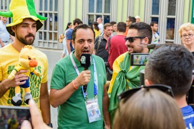 Rusya, Moskova-Haziran 2018. 2018 FIFA Dünya Kupası. Nikolskaya sokakta futbol taraftarları bağırarak ve gesticulating farklı ülkelerden bir grup fotoğrafı 