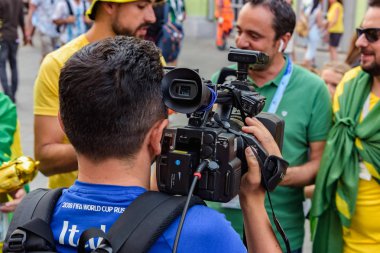 Rusya, Moskova-Haziran 2018. 2018 FIFA Dünya Kupası. Nikolskaya sokakta futbol taraftarları bağırarak ve gesticulating farklı ülkelerden bir grup fotoğrafı 