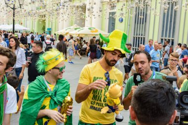 Rusya, Moskova-Haziran 2018. 2018 FIFA Dünya Kupası. Nikolskaya sokakta futbol taraftarları bağırarak ve gesticulating farklı ülkelerden bir grup fotoğrafı 