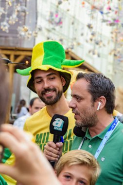 Rusya, Moskova-Haziran 2018. 2018 FIFA Dünya Kupası. Nikolskaya sokakta futbol taraftarları bağırarak ve gesticulating farklı ülkelerden bir grup fotoğrafı 