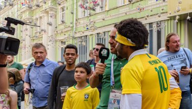 Rusya, Moskova-Haziran 2018. 2018 FIFA Dünya Kupası. Nikolskaya sokakta futbol taraftarları bağırarak ve gesticulating farklı ülkelerden bir grup fotoğrafı 