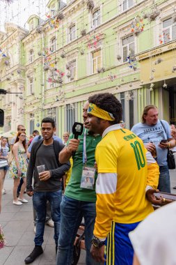 Rusya, Moskova-Haziran 2018. 2018 FIFA Dünya Kupası. Nikolskaya sokakta futbol taraftarları bağırarak ve gesticulating farklı ülkelerden bir grup fotoğrafı 