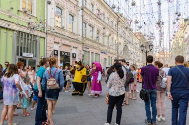 Rusya, Moskova-Haziran 2018. 2018 FIFA Dünya Kupası. Nikolskaya sokakta futbol taraftarları bağırarak ve gesticulating farklı ülkelerden bir grup fotoğrafı 