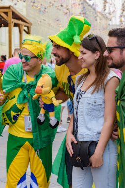 Rusya, Moskova-Haziran 2018. 2018 FIFA Dünya Kupası. Nikolskaya sokakta futbol taraftarları bağırarak ve gesticulating farklı ülkelerden bir grup fotoğrafı 