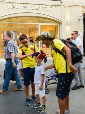 Rusya, Moskova-Haziran 2018. 2018 FIFA Dünya Kupası. Nikolskaya sokakta futbol taraftarları bağırarak ve gesticulating farklı ülkelerden bir grup fotoğrafı 