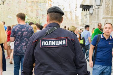Rusya, Moskova - 29 Haziran 2018: Polis Sinigal vs Japonya stadium Ekaterinburg Arena yakınındaki maçtan önce sipariş izliyor. Fifa Dünya Kupası 201