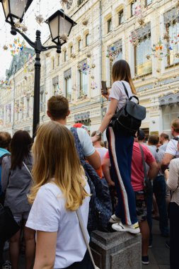 Rusya, Moskova-Haziran 2018. 2018 FIFA Dünya Kupası. Nikolskaya sokakta futbol taraftarları bağırarak ve gesticulating farklı ülkelerden bir grup fotoğrafı 