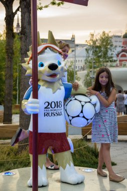 Rusya, Moskova-Haziran 2018. 2018 FIFA Dünya Kupası. Nikolskaya sokakta futbol taraftarları bağırarak ve gesticulating farklı ülkelerden bir grup fotoğrafı 