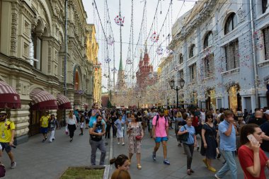 Rusya, Moskova-Haziran 2018. 2018 FIFA Dünya Kupası. Nikolskaya sokakta futbol taraftarları bağırarak ve gesticulating farklı ülkelerden bir grup fotoğrafı 