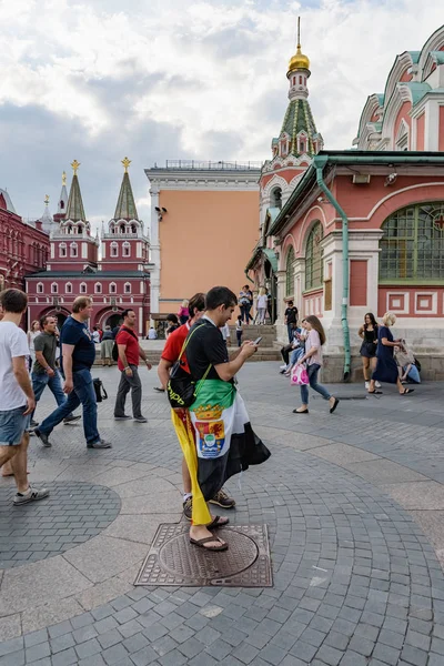 Rusya, Moskova-Haziran 2018. 2018 FIFA Dünya Kupası. Nikolskaya sokakta futbol taraftarları bağırarak ve gesticulating farklı ülkelerden bir grup fotoğrafı 