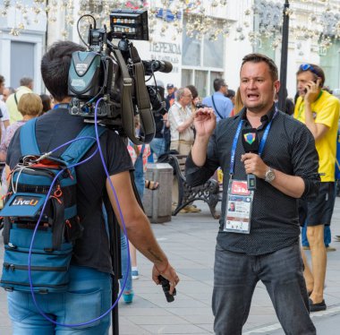 Moskova, Haziran, 2018. Muhabir sokakta bir röportaj yapar. Uluslararası FIFA Dünya Kupası 2018 yılında Rusya döneminde