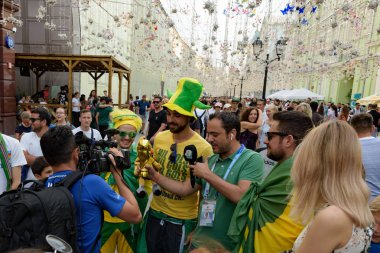 Moskova, Haziran, 2018. Muhabir sokakta bir röportaj yapar. Uluslararası FIFA Dünya Kupası 2018 yılında Rusya döneminde