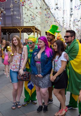 Moskova, Rusya - Temmuz 2018: Futbol taraftarları kırmızı Meydanı Moskova 2018 Dünya Kupası sırasında Brezilya