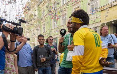Moskova, Haziran, 2018. Muhabir sokakta bir röportaj yapar. Uluslararası FIFA Dünya Kupası 2018 yılında Rusya döneminde