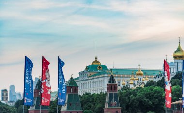 Moskova, Rusya - Haziran 2018: Moskova Kızıl meydan. Fesleğen mübarek Katedrali ve işçinin Kulesi arka plan üzerinde aziz. FIFA Dünya Kupası Mundial 2018