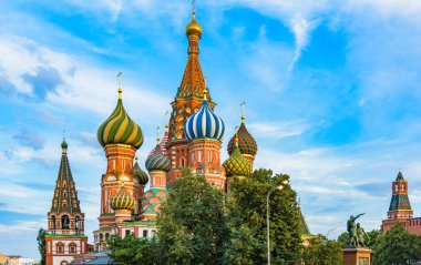 Moskova Kızıl Meydan Tapınağı üzerinde mavi gökyüzü