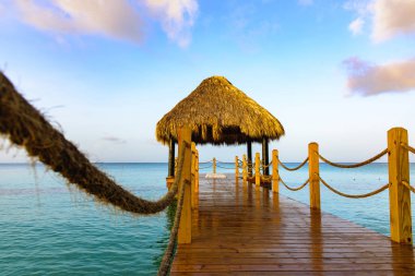 sıcak tropikal gün pergola palm ile Karayip Denizi pier bırakır