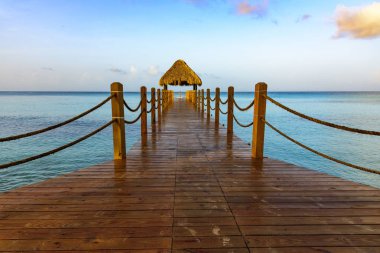 sıcak tropikal gün pergola palm ile Karayip Denizi pier bırakır