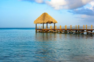 sıcak tropikal gün pergola palm ile Karayip Denizi pier bırakır