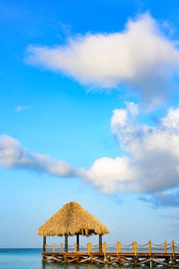 sıcak tropikal gün pergola palm ile Karayip Denizi pier bırakır