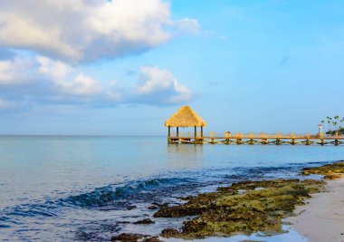 sıcak tropikal gün pergola palm ile Karayip Denizi pier bırakır