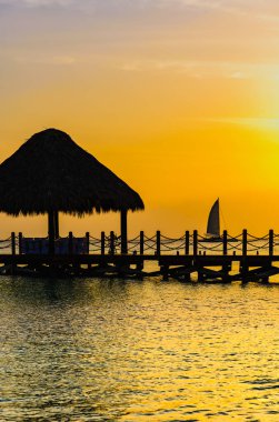 Güneş deniz iskelesi Caribbean Beach tropikal gün batımı görünümü