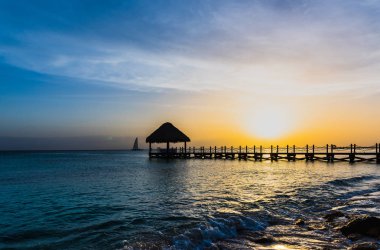 Güneş deniz iskelesi Caribbean Beach tropikal gün batımı görünümü